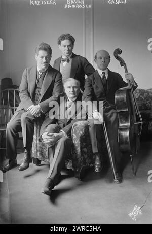 Kreisler, Bauer, Damrosch, Casals, photographie montrant le pianiste Harold Victor Bauer (1873-1951), le violoniste Friedrich 'Fritz' Kreisler (1875-1962), le compositeur et chef d'orchestre Walter Johannes Damrosch (1862-1950) et le violoncelliste Pablo Casals (1876-1973)., 14 mars 1917, verres négatifs, 1 négatif : verre Banque D'Images