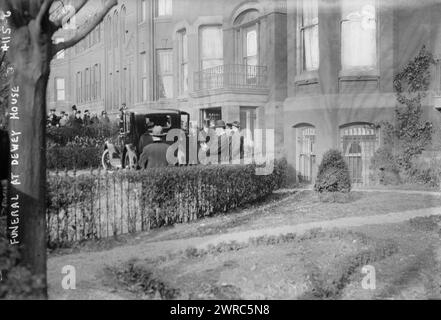 Funérailles à la maison Dewey, la photographie montre les funérailles de l'amiral américain George Dewey (1837-1917) à son domicile au 1601 K Street, N.W., Washington, D.C. le 20 janvier 1917., 1917 janvier 20, négatifs en verre, 1 négatif : verre Banque D'Images