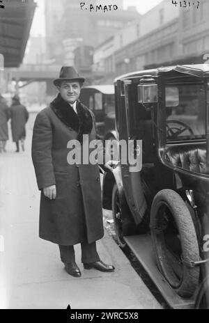 P. Amato, photographie montre le chanteur italien d'opéra Pasquale Amato (1878-1942) qui a chanté avec le Metropolitan Opera de 1908 à 1921. Amato est debout à côté d'une automobile., entre CA. 1915 et env. 1920, négatifs en verre, 1 négatif : verre Banque D'Images