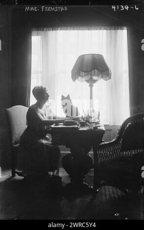 Mme Fremstad, photographie montre la chanteuse d'opéra américano-suédoise Anna Olivia Rundquist (nom de scène, Olive Fremstad) (1871-1951), assise au bureau avec un chien., entre env. 1915 et env. 1920, négatifs en verre, 1 négatif : verre Banque D'Images