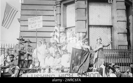 High School Float dans la parade « Wake Up », la photographie montre la célébration de Wake Up America/Lexington Day/Patriot's Day, Fifth Avenue, New York City, y compris un flotteur de Flushing High School, Queens, avec des bannières indiquant : « Flushing High School », « Free Russia » et « Honor Dearer than Life », 19 avril 1917, négatifs en verre, 1 négatif : verre Banque D'Images