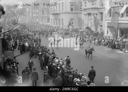 Lexington Day Parade, photographie montrant la célébration de Wake Up America/Lexington Day/Patriot's Day, Fifth Avenue, New York City., 1917 avril 19, Glass Negative, 1 négatif : verre Banque D'Images