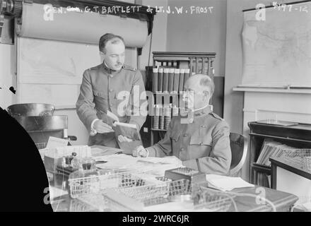 Gen. G. T. Bartlett & Lt. J.W. Frost, photographie montre George True Bartlett (assis) qui a servi comme chef d'état-major du département de l'est de l'armée américaine sous le général Leonard Wood à Governors Island, New York., 1917, Glass négatifs, 1 négatif : Glass Banque D'Images