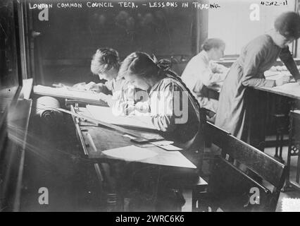 London Common Council Tech., Lessons in Tracing, photographie montre des femmes recevant une formation dans le travail des machines dans une classe de munitions offerte par le London County Council en mai 1917 pendant la première Guerre mondiale, 1917 mai, Guerre mondiale, 1914-1918, Glass Negative, 1 négatif : verre Banque D'Images