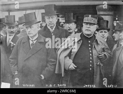 Viviani, R.A.C. Smith, Joffre, photographie montrant le général français Joseph Joffre (1852-1931), le politicien français René Viviani (1863-1925) avec le commissaire des docks de New York, Robert Alexander Conrad Smith (1857-1933), à leur arrivée à Battery Park, New York le 9 mai 1917., 1917 mai 10, négatifs en verre, 1 négatif : verre Banque D'Images