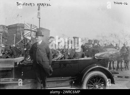 L'arrivée de Balfour, photographie montre l'arrivée du ministre britannique des Affaires étrangères Arthur James Balfour (1848-1930) à Battery Park, New York, le 11 mai 1917. Balfour et d'autres sont assis dans une automobile., 1917 mai 11, négatifs en verre, 1 négatif : verre Banque D'Images