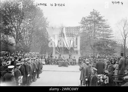 Joffre in Br'klyn i.e. Brooklyn, photographie montre le dévoilement du Lafayette Monument à Prospect Park, Brooklyn, New York, qui a eu lieu le 10 mai 1917. Le général français Joseph Joffre (1852-1931) a assisté à la cérémonie., 1917 mai 10, négatifs en verre, 1 négatif : verre Banque D'Images