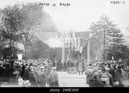 Joffre in Br'klyn i.e. Brooklyn, photographie montre le dévoilement du Lafayette Monument à Prospect Park, Brooklyn, New York, qui a eu lieu le 10 mai 1917. Le général français Joseph Joffre (1852-1931) a assisté à la cérémonie., négatifs en verre, 1 négatif : verre Banque D'Images