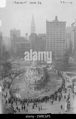 RECRUIT, Union Sq., la photographie montre le «U.S.S. Recruit», un cuirassé en bois construit par la Navy à Union Square, New York City, pour recruter des marins et vendre des Liberty Bonds de 1917 à 1920., entre CA. 1915 et env. 1920, Guerre mondiale, 1914-1918, négatifs en verre, 1 négatif : verre Banque D'Images