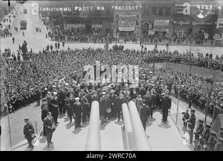 Fête de baptême sur RECRUIT, la photographie montre une vue depuis l'U.S.S. Recruit, un faux cuirassé construit à Union Square, New York City par la Navy pour recruter des marins et vendre des Liberty Bonds pendant la première Guerre mondiale La photographie a été prise le jour du souvenir, le 30 mai 1917, le jour du «lancement» du navire., 1917 mai 30, Guerre mondiale, 1914-1918, négatifs en verre, 1 négatif : verre Banque D'Images
