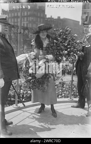 MRS Hugh, c'est-à-dire Hugo Johnstone, la photographie montre le capitaine Charles Albert Adams (1846-1929) (à gauche), un officier de la marine américaine qui a servi comme commandant de l'USS Recruit, une maquette en bois d'un cuirassé construit à Union Square, New York City par la Navy pour recruter des marins et vendre des Liberty Bonds pendant la première Guerre mondiale Avec Adams se trouvent MRS Mitchel (plus tard MRS Hugo Johnstone), épouse du maire de New York John Purroy Mitchel (1879-1918) et du maire Mitchell. La photographie a été prise le jour du souvenir, le 30 mai 1917, le jour du «lancement» du navire., 1917 mai 30, Guerre mondiale, 1914-1918, négatifs en verre Banque D'Images