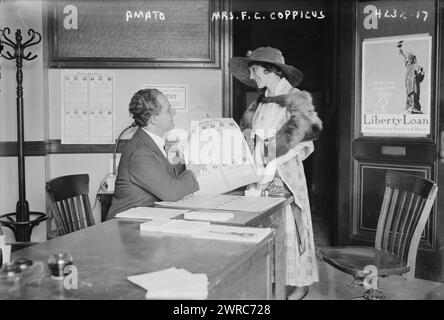 Amato & MRS F. C. Coppicus, photographie montre MRS Francis Charles Coppicus, épouse du secrétaire général du Metropolitan Opera et chanteur italien d'opéra Pasquale Amato (1878-1942) qui est assis à un bureau avec des obligations de guerre pour la première Guerre mondiale, 1917 juin 5, négatifs en verre, 1 négatif : verre Banque D'Images