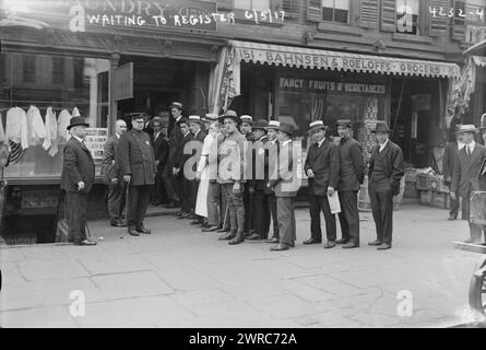 En attente de s'inscrire, 6/5/17, photo montre une file d'hommes à côté de l'épicerie Bahnsen & Roeloffs à New York, en attente de s'inscrire à la traite pendant la première Guerre mondiale, 1917 juin 5, négatifs en verre, 1 négatif : verre Banque D'Images