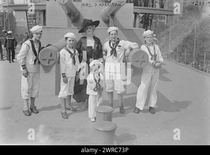 MRS O. Harriman, photographie montre Grace Carley Harriman (1873-1950) avec des jeunes Scouts de la marine et de la marine sur l'U.S.S. Recruit, un faux cuirassé construit à Union Square, New York City par la Navy pour recruter des marins et vendre des Liberty Bonds pendant la première Guerre mondiale, 1917, négatifs en verre, 1 négatif : verre Banque D'Images