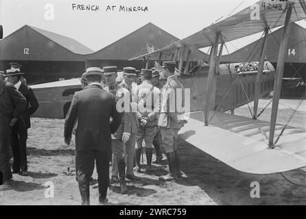 Aviateurs de l'armée française à Mineola, entre env. 1915 et env. 1920, Mineola, négatifs en verre, 1 négatif : verre Banque D'Images