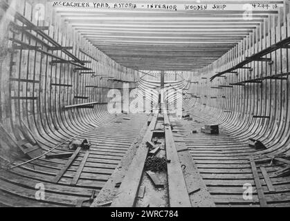 McEachern Yard, Astoria, navire intérieur en bois, la photographie montre un navire en cours de construction aux chantiers navals McEachern, port d'Astoria, Oregon., entre CA. 1915 et env. 1920, négatifs en verre, 1 négatif : verre Banque D'Images