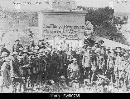 Quelques-uns des hommes qui ont pris Tilloy, la photographie montre des soldats du 13e Bataillon, King's Regiment (Liverpool) avec des mitrailleuses capturées devant une pilule mobile allemande et un poste d'observation, Tilloy-les-Mofflaines, France, 10 avril 1917 pendant la bataille d'Arras, pendant la première Guerre mondiale, 1917 avril 10, guerre mondiale, 1914-1918, négatifs en verre, 1 négatif : verre Banque D'Images