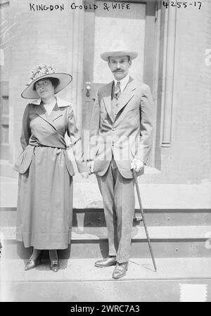 Kingdon Gould & Wife, photographie montre Lingdon Lucci (1890-1961) et Annunziata Camilla Maria Lucci (1890-1961) qui ont été marquées le 2 juillet 1917 à Manhattan, New York City., 1917 juillet 2, Glass Negative, 1 négatif : verre Banque D'Images