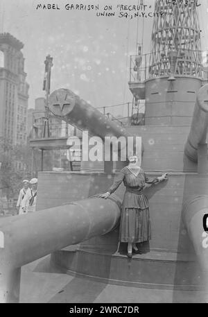 Mabel Garrison on RECRUIT, Union Sq., New York City, photographie montrant la chanteuse soprano d'opéra Mabel Garrison Siemonn (1886-1963) à bord de l'U.S.S. Recruit, maquette en bois d'un cuirassé construit à Union Square, New York City par la Navy pour recruter des marins et vendre des Liberty Bonds pendant la première Guerre mondiale, 1917 16 juillet, Guerre mondiale, 1914-1918, négatifs en verre, 1 négatif : verre Banque D'Images