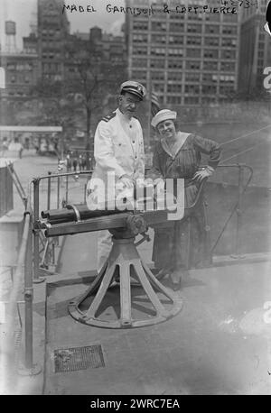 Mabel Garrison & Capt. Pierce, photographie montre la chanteuse soprano d'opéra Mabel Garrison Siemonn (1886-1963) avec un officier de marine à bord de l'U.S.S. Recruit, une maquette en bois d'un cuirassé construit à Union Square, New York City par la Navy pour recruter des marins et vendre des Liberty Bonds pendant la première Guerre mondiale, 1917 16 juillet, Guerre mondiale, 1914-1918, négatifs en verre, 1 négatif : verre Banque D'Images