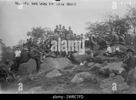 Lecture des lois de guerre au 12e régt., photographie montre un officier lisant les lois de guerre à un régiment de soldats américains pendant la première Guerre mondiale, 1917 juillet 20, Guerre mondiale, 1914-1918, négatifs en verre, 1 négatif : verre Banque D'Images