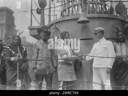 Bald Eagle, Wells Hawks, la photographie montre le chef amérindien Bald Eagle serrant la main du Lt. Wells Hawks (1870-1941), un membre de l'équipe de relations publiques de la Marine à bord de l'USS Recruit. Le navire était une maquette en bois d'un cuirassé construit à Union Square, New York City par la Navy pour recruter des marins et vendre des Liberty Bonds pendant la première Guerre mondiale, 1917 juillet 28, Guerre mondiale, 1914-1918, Glass Negative, 1 négatif : verre Banque D'Images