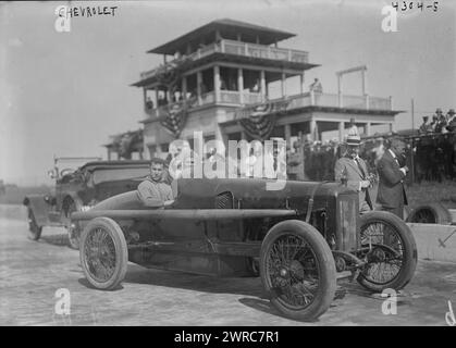 Chevrolet, la photographie montre Louis-Joseph « Louis » Chevrolet (1878-1941), un pilote de course suisse-américain et fondateur de la Chevrolet Motor car Company, probablement lors d'une course automobile au Sheepshead Bay Speedway, long Island, New York., 1917 août 20, Glass Negatives, 1 négatif : verre Banque D'Images