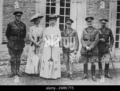 Sir Arthur Sloggett, Reine Mary, Prince de Galles, photographies (de gauche à droite) : Brigader-général Anthony Ashley Cooper, Mabel Ogilvy, Comtesse d'Airlee ; Reine Mary, Edward VIII, Prince de Galles ; Sir Arthur Sloggett et le général Charles Foulkes à Montigny, 11 juillet 1917 pendant la première Guerre mondiale, 1917 juillet 11, Guerre mondiale, 1914-1918, négatifs en verre, 1 négatif : verre Banque D'Images