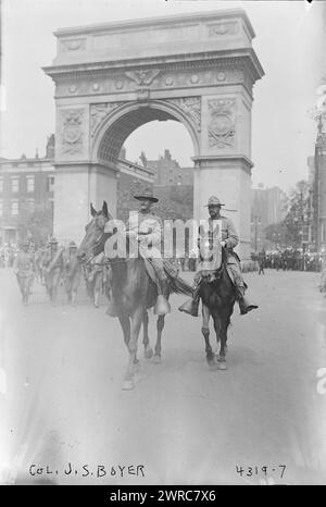 Col. J.S. Boyer, photographie montre le colonel James S. Boyer, commandant de la 1re infanterie lors d'un défilé de la 27e division (Garde nationale de New York) le 30 août 1917 à New York. The Washington Square Arch est en arrière-plan., 1917 août 30, Guerre mondiale, 1914-1918, négatifs en verre, 1 négatif : verre Banque D'Images