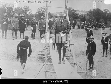 Roi d'Espagne et scouts, photographie montrant le roi Alphonse XIII d'Espagne (1886-1941)., 1917 septembre 15 (date de création ou de publication ultérieure), négatifs en verre, 1 négatif : verre Banque D'Images