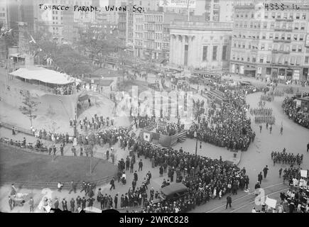 Défilé du tabac, Union Sq., photographie montrant un défilé parrainé par le Sun pour recueillir des fonds pour le tabac des soldats. La parade a eu lieu à Union Square, New York. À gauche se trouve le «U.S.S. Recruit», un cuirassé en bois construit par la Navy à Union Square, New York City, pour recruter des marins et vendre des Liberty Bonds., 1917 septembre 14, négatifs en verre, 1 négatif : verre Banque D'Images