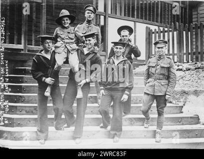 Digby Morton, Phila. Boy Scout, et U.S. Jackies à la cabane 'Eagle' à Londres, entre CA. 1915 et 1918, Guerre mondiale, 1914-1918, négatifs en verre, 1 négatif : verre Banque D'Images