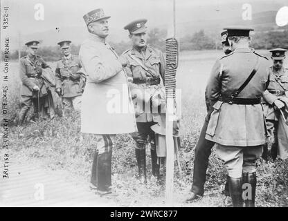 Officiers britanniques et français en conférence, photographie montre le général Pelletier de Worllemont de l'armée française et le prince Arthur de Connaught lors du service commémoratif de la première armée marquant la quatrième année de la première Guerre mondiale, à Ranchicourt, pas-de-Calais, le 5 août 1917., 1917 août 5, Guerre mondiale, 1914-1918, négatifs en verre, 1 négatif : verre Banque D'Images