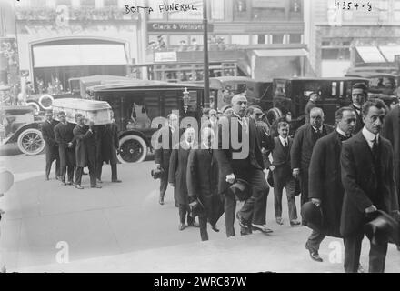 Botta Funeral, photographie montre le cortège funèbre du chanteur italien d'opéra Luca Botta (1882-1917) qui a eu lieu le 3 octobre 1917 à New York. Parmi les porteurs du cercueil de Luca figurent Pasquale Amato, Giuseppe de Luca, Leon Rothier, Antonio Scotti, Francesca Romei, Giulio Setti, Gennaro Papi, Fernando Carpi, Giulio Crimi, F.C. Coppicus, G. Viafora et Dr H.H. Curtis., 1917 oct. 3, négatifs en verre, 1 négatif : verre Banque D'Images