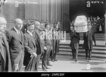 Botta Funeral, photographie montre les funérailles du chanteur d'opéra italien Luca Botta (1882-1917), qui ont eu lieu le 3 octobre 1917 à New York. Les porteurs de palette amenant le cercueil hors des produits La cathédrale de Patrick était Pasquale Amato, Giuseppe de Luca, Léon Rothier, Antonio Scotti, Francesca Romei, Giulio Setti, Gennaro Papi, Fernando Carpi, Giulio Crimi, F.C. Coppicus, G. Viafora et Dr H.H. Curtis., 1917 oct. 3, négatifs en verre, 1 négatif : verre Banque D'Images