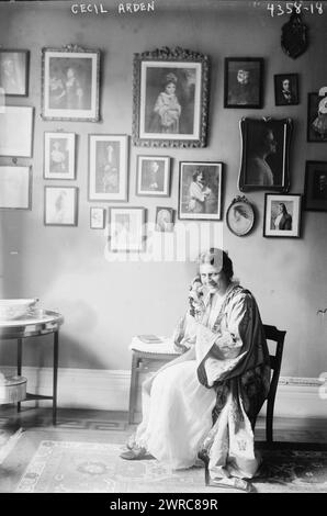 Cecil Arden, photographie montre la mezzo-soprano et chanteur d'opéra contralto américain Cecil Arden (1894-1989) qui a été actif dans les premières décennies du XXe siècle., entre CA. 1915 et env. 1920, négatifs en verre, 1 négatif : verre Banque D'Images