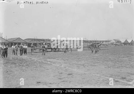 Aviateurs, Mineola, photographie montrant le champ d'entraînement de l'aviation de l'armée à Mineola, long Island, New York., 1916 ou 1917, Mineola, négatifs en verre, 1 négatif : verre Banque D'Images