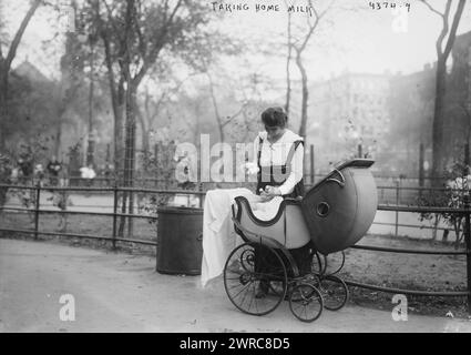 Ramenant du lait à la maison, la photographie montre une femme avec une poussette tenant un biberon qu'elle a probablement ramassé à l'un des dépôts mis en place par le marchand Nathan Straus pour fournir du lait pasteurisé aux familles pauvres., entre CA. 1915 et env. 1920, négatifs en verre, 1 négatif : verre Banque D'Images