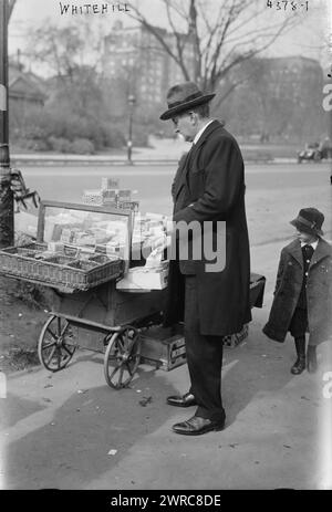 Whitehill, photographie montre le chanteur américain d'opéra de basse/baryton Clarence Whitehill (1871-1932) sur le chariot d'un vendeur de rue qui détient des boîtes de Ridley's Broken Candy., entre CA. 1915 et env. 1920, négatifs en verre, 1 négatif : verre Banque D'Images