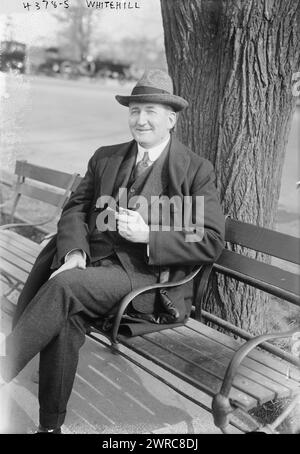 Whitehill, photographie montre le chanteur américain d'opéra de basse/baryton Clarence Whitehill (1871-1932) assis sur un banc dans un parc., entre env. 1915 et env. 1920, négatifs en verre, 1 négatif : verre Banque D'Images