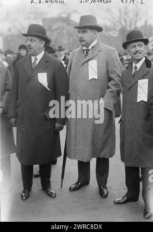 A.H. Wiggin & J.P. Morgan, photographies (de gauche à droite) Albert H. Wiggin, président de la Chase Manhattan Bank; le financier J.P. Morgan, et Walter E. Frew, président de la Corn Exchange Bank au Liberty Loan Parade à New York le 25 octobre 1917 pendant la première Guerre mondiale, 1917 octobre 25, Guerre mondiale, 1914-1918, Glass Negative, 1 négatif : verre Banque D'Images