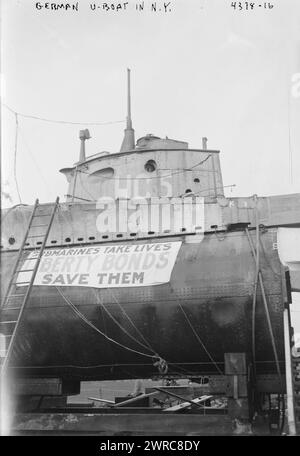 U-boat allemand à New York, la photographie montre le SM UC-5, un sous-marin allemand de type UC I mouilleur de mines (U-boat) capturé par les Alliés, apporté à New York et renommé U-Buy-a-Bond. Le sous-marin a pris part à la Liberty Loan Parade à New York le 25 octobre 1917, 1917 octobre 25, Guerre mondiale, 1914-1918, négatifs en verre, 1 négatif : verre Banque D'Images