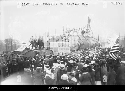 Liberty Loan procession à Central Park, la photographie montre le SM UC-5, un sous-marin allemand de type UC I minelayer (U-boat) capturé par les Alliés, apporté à New York et renommé U-Buy-a-Bond. Le sous-marin a pris part à la Liberty Loan Parade à New York le 25 octobre 1917, 1917 octobre 25, Guerre mondiale, 1914-1918, négatifs en verre, 1 négatif : verre Banque D'Images