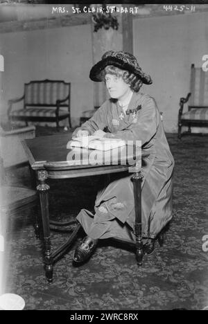 MSR Clair Stobart, photographie montre MRS Mabel St clair Stobart (1862-1954), fondatrice du Women's Sick and Wounded Convoy corps (1912) et de la Women's National Service League (1914). Elle a servi sur le front des Balkans pendant la première Guerre mondiale et a été commandant de l'hôpital de campagne Front Line du Fonds de secours serbe. Au cou, elle porte l'ordre serbe des membres Sava., entre 1915 et CA. 1920, négatifs en verre, 1 négatif : verre Banque D'Images