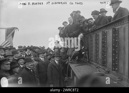 John R. Hunter au sous-marin Co. Yard, la photographie montre le Mr. John Hunter du United States Shipping Board, conduisant un rivet avec le Mr. Henry R. Sutphen, vice-président de la Submarine Boat Corporation debout derrière lui au chantier naval de Newark Bay, Kearny, New Jersey. Les hommes assistaient à une cérémonie le 20 décembre 1917 marquant le premier rivet enfoncé dans «le premier navire de structure en acier standardisé jamais construit.», 1917 Dec. 20, négatifs en verre, 1 négatif : verre Banque D'Images