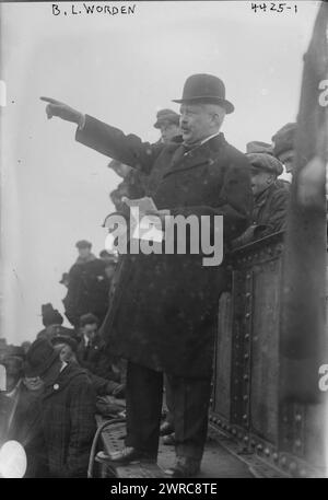 B.L. Worden, photographie montre le directeur général de la Submarine Boat Corporation, Mr. B. L. Worden (président du pont de Lackawanna) au chantier naval de Newark Bay, Kearny, New Jersey, lors d'une cérémonie le 20 décembre 1917 marquant le premier rivet enfoncé dans « le premier navire en acier standardisé jamais construit ». 1917 déc. 20, négatifs verre, 1 négatif verre Banque D'Images