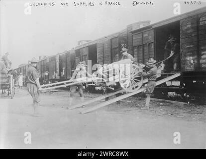 Déchargement de nos fournitures en France, photographie montre des soldats américains déchargeant des fournitures d'un train en France pendant la première Guerre mondiale, 1917 ou 1918, Guerre mondiale, 1914-1918, négatifs en verre, 1 négatif : verre Banque D'Images