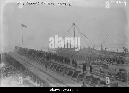 Dans le sous-marin Co. Yard, Newark, photographie montre le chantier naval de Newark Bay, Kearny, New Jersey probablement au moment d'une cérémonie le 20 décembre 1917 marquant le premier rivet enfoncé dans 'le premier navire en acier structural standardisé jamais construit.', 1917 Dec. 20, négatifs en verre, 1 négatif : verre Banque D'Images