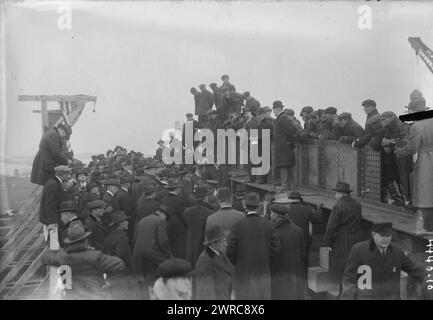 Départ du 1er navire, Newark Yards, photographie montrant le Mr. John Hunter du United States Shipping Board, le Mr. Henry R. Sutphen, vice-président de la Submarine Boat Corporation et d'autres lors d'une cérémonie au chantier naval de Newark Bay, Kearny, New Jersey, le 20 décembre 1917. La cérémonie a marqué le premier rivet enfoncé dans «le premier navire en acier de structure standardisé jamais construit.», 1917 Dec. 20, négatifs en verre, 1 négatif : verre Banque D'Images