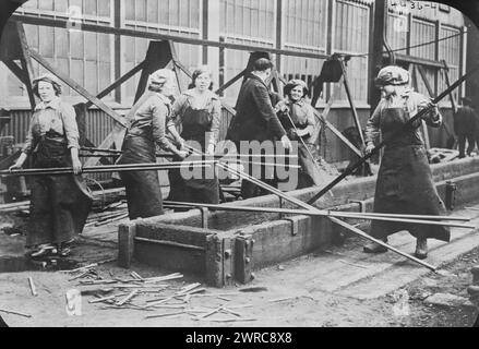 Femmes anglaises dans les chantiers navals, photographie montre des femmes au travail construisant des navires de la marine pendant la première Guerre mondiale en Angleterre., entre CA. 1915 et env. 1920, Guerre mondiale, 1914-1918, négatifs en verre, 1 négatif : verre Banque D'Images